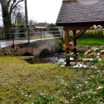 vue du pont et du lavoir près de l'église