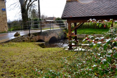 vue du pont et du lavoir près de l'église