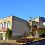 la mairie avec ses décorations de fin d'année