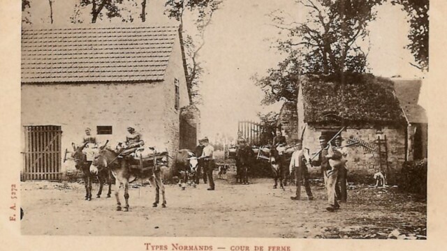 ouvriers dans une cour de ferme