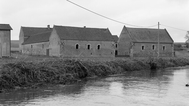 Vue d'ensemble prise du sud. vue de la cour de Maizières