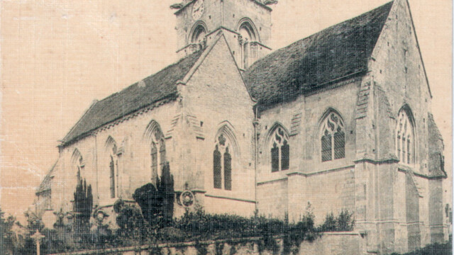 Vue d'ensemble prise de l'ouest. église paroissiale Saint-Pierre